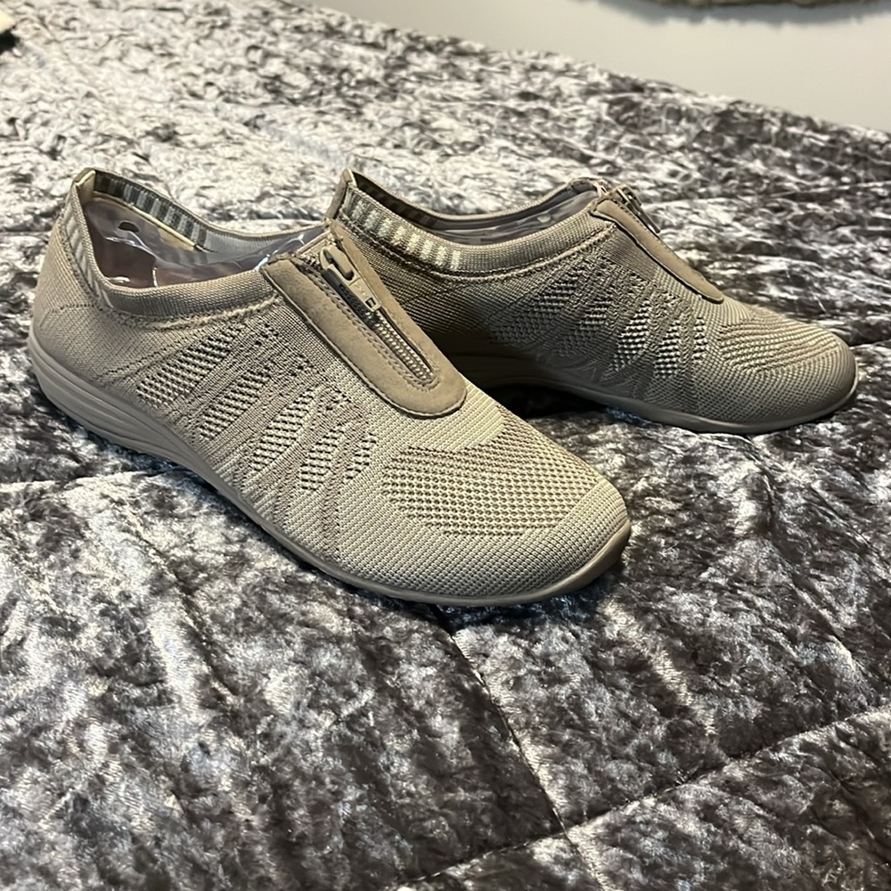 Sketchers memory foam sneakers